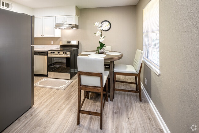 2BR, 1BA - 865SF - Dining Room - Bayou View Apartments