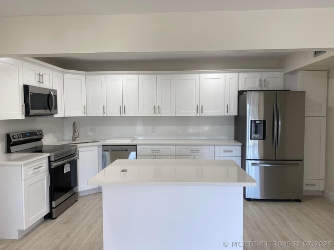 Building Photo - 1455 SW Silver Pine Way Unit 106-B2