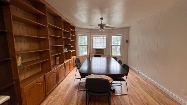 Building Photo - 5859 Hobart St Unit 2