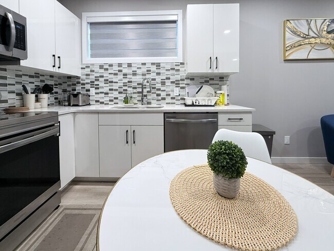 Photo - 5740 Kootook Wy SW