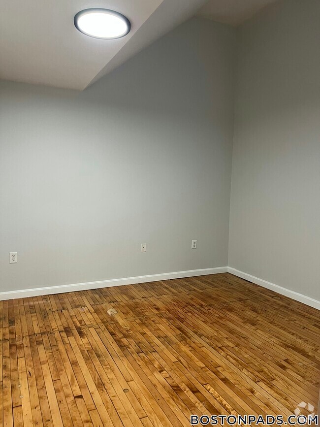 Building Photo - 150 N Main St Rental