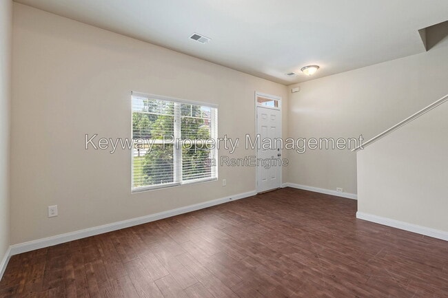 Photo - 910 Clover Ct