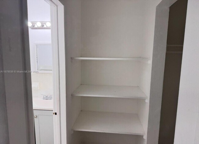 Photo - 7717 Byron Ave Apartamento Unidad 9