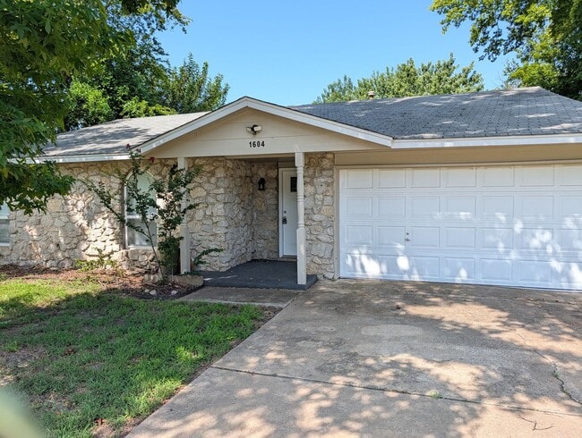 Building Photo - 3 Bedroom Beauty in Broken Arrow