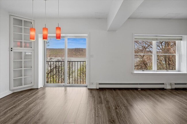 Photo - 727 Warburton Ave