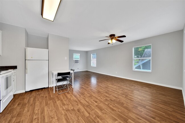 Photo - 423 Pecore St