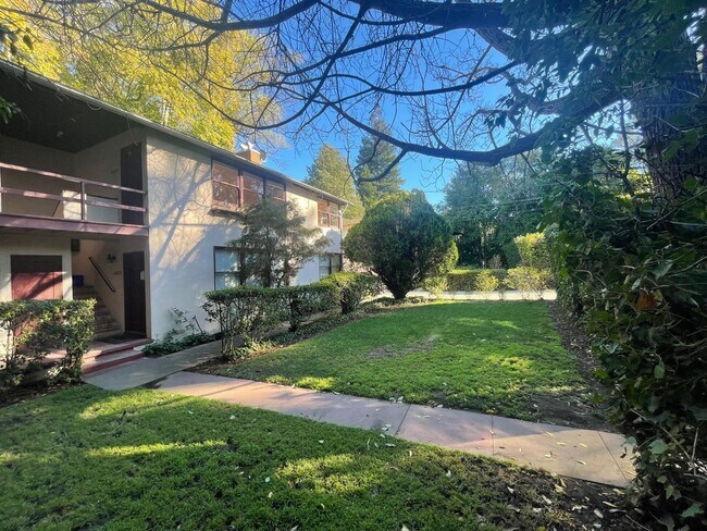 Photo - 1677 Woodland Ave