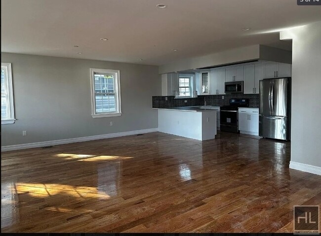 Building Photo - 132-11-132160 160th St Rental