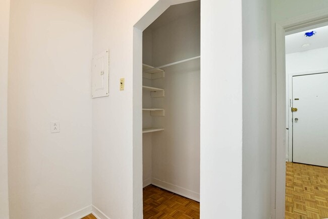 Building Photo - 3250 Av. Van Horne Unit 1