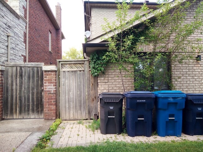 Building Photo - One bedroom basement apartment Unit 1