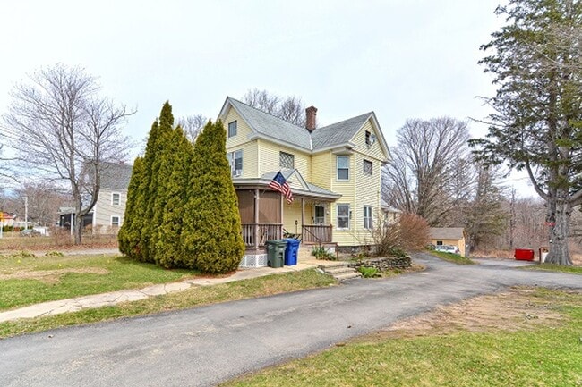 Building Photo - 781 Main St Unit 2