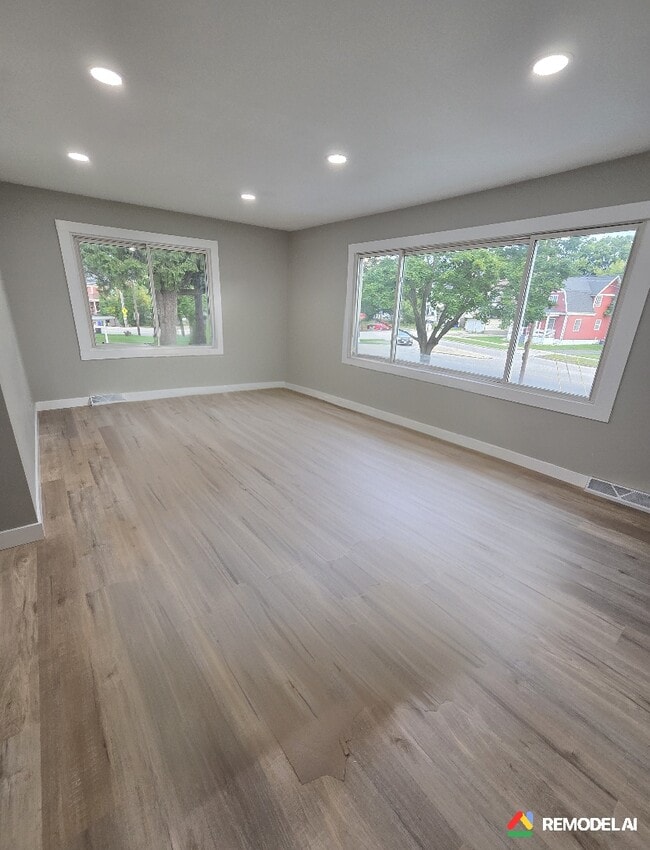 Photo - 264 W State St