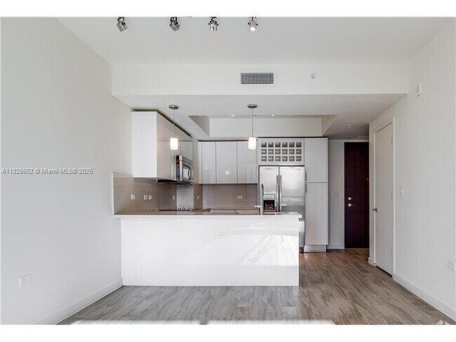 Building Photo - 999 SW 1st Ave Unit 1810 Rental