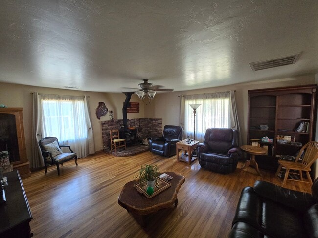 Photo - 3BD/2BA Fortuna home with over 850 SqFt of garage space!
