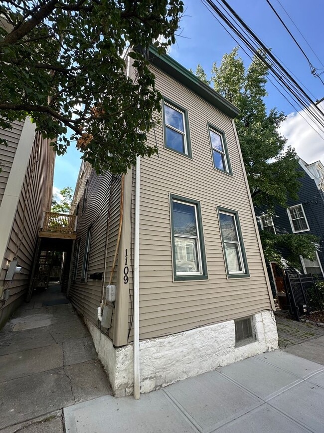 Building Photo - 1109 Belvedere St Unit 2 Rental