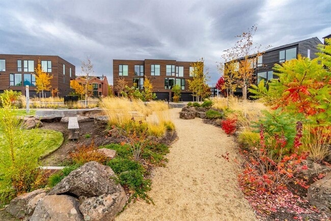 Photo - 3 Bedroom 3.5 Bath River Views - Walk to Old Mill