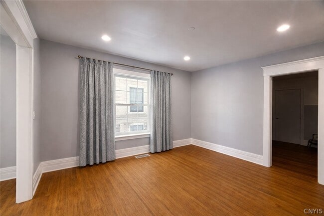 Photo - 15 School St