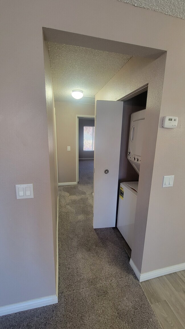 Hall/Washer/Dryer
