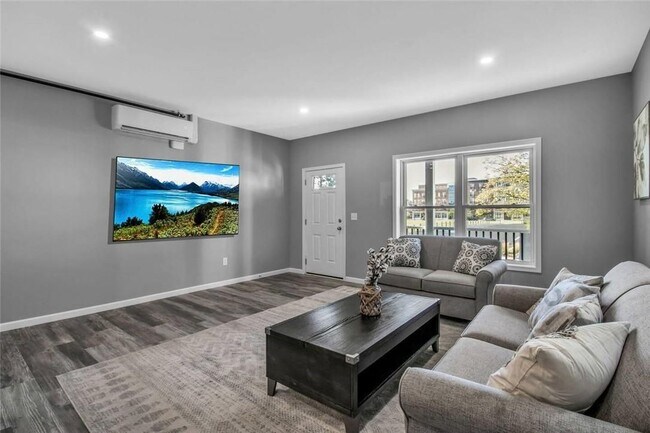 Photo - 140 Seymour, Lower St