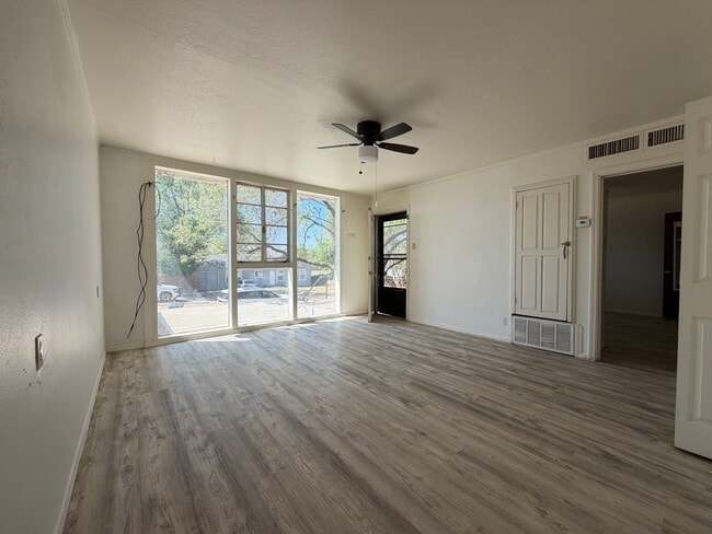 Photo - 609 W 11th St