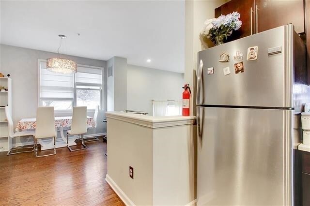 Photo - 279 Roslyn Ct