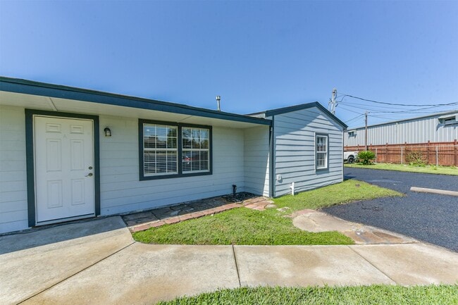 Building Photo - 1266 Dove St Unit B