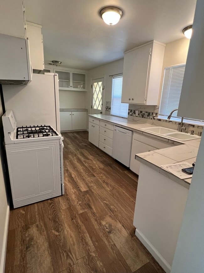 Building Photo - 4bd 3 bath Unit 494 East Ave