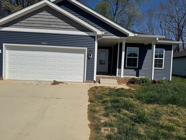 Building Photo - 2027 Spring Lakes Cir