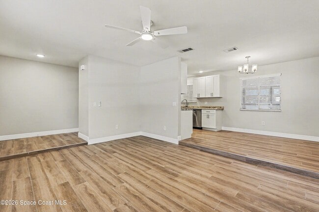 Photo - 320 Algiers Ave SE