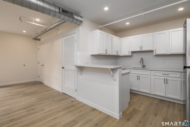 Building Photo - 584 Main St Unit D