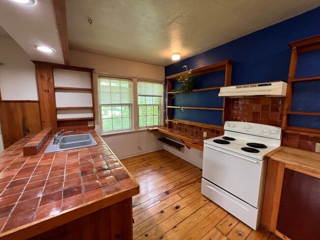 Building Photo - Cozy 2 bedroom Home on Muscatine Ave in Iowa City