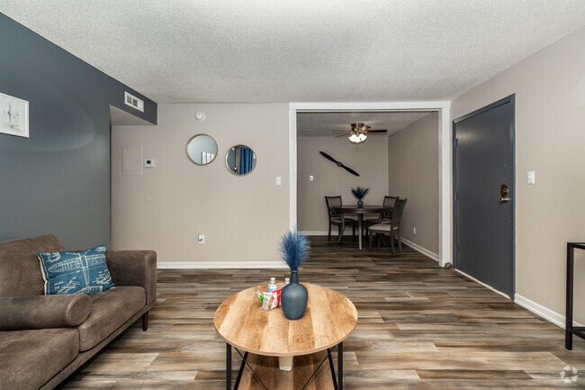 1BR, 1BA - 672SF - Living Room