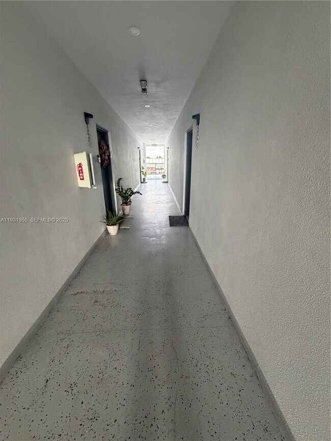 Photo - 853 E 24th St Unidad 305