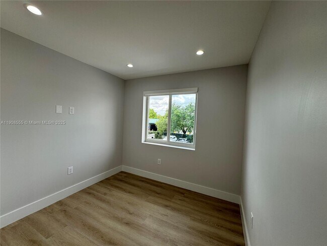 Photo - 161 Bentley Dr Unit B