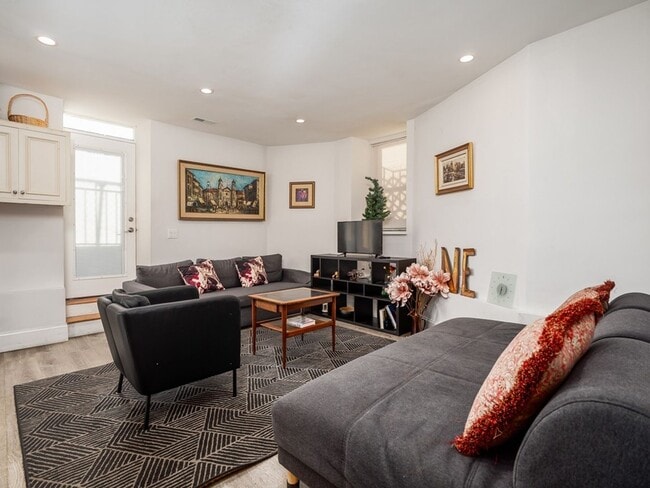 Photo - Great 6 bedroom Available 09/01/26