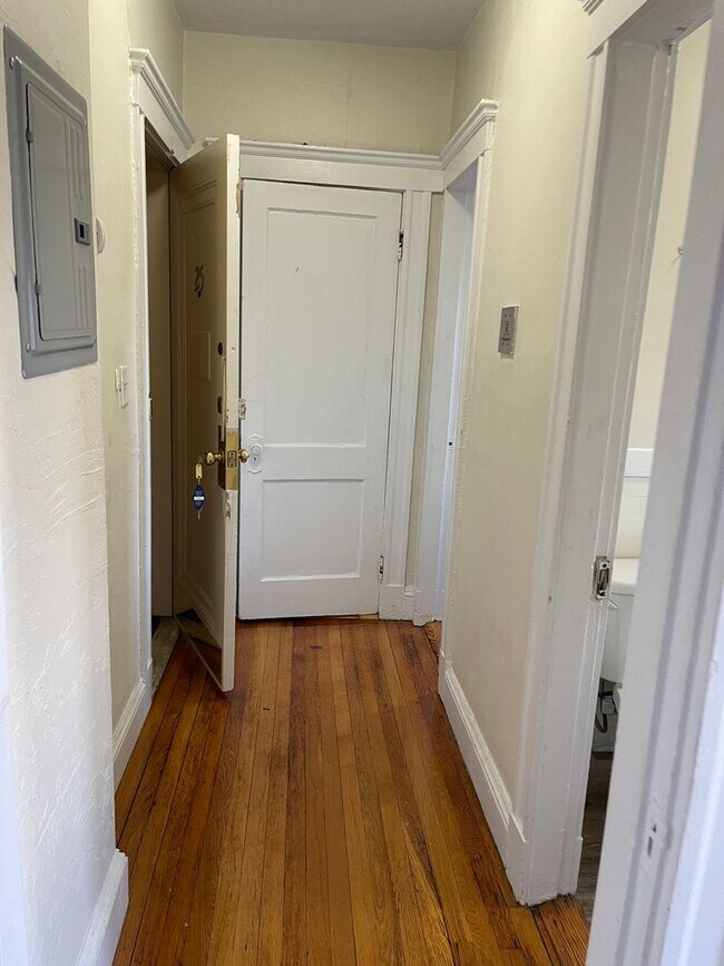 Photo - Modern and spacious STUDIO NO Fee Close ...