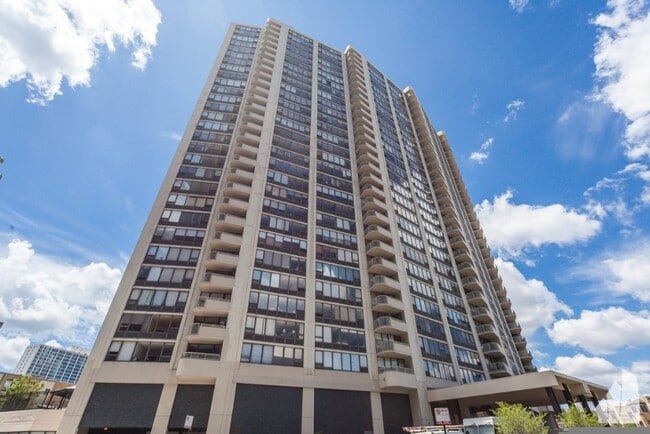 3930 N Pine Grove Ave Unit 0901