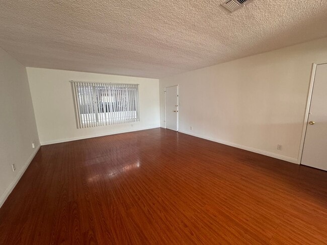 Photo - 1065 S Holt Ave Unidad 2