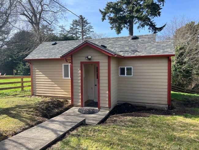 Photo - Cute cottage in Seal Rock!