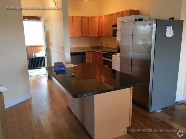 Building Photo - 120 Gladstone St Unit 1 Rental