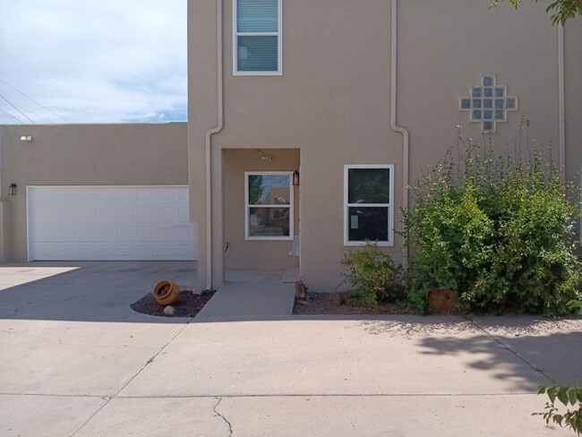 Building Photo - 3 Bedroom, 2.5 Bathroom Home! Schedule a Showing!