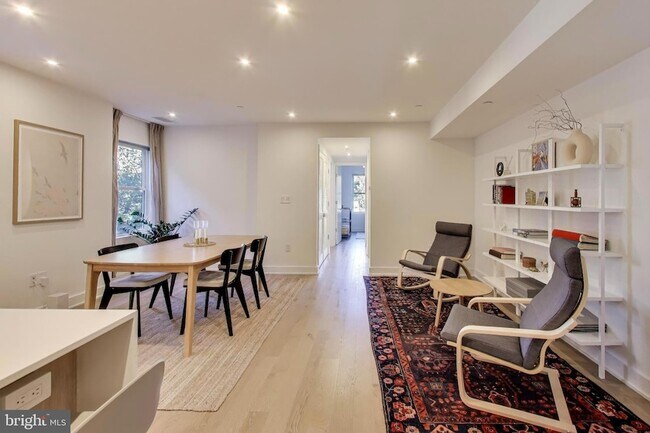 Building Photo - 4017 Davis Pl NW Unit 3