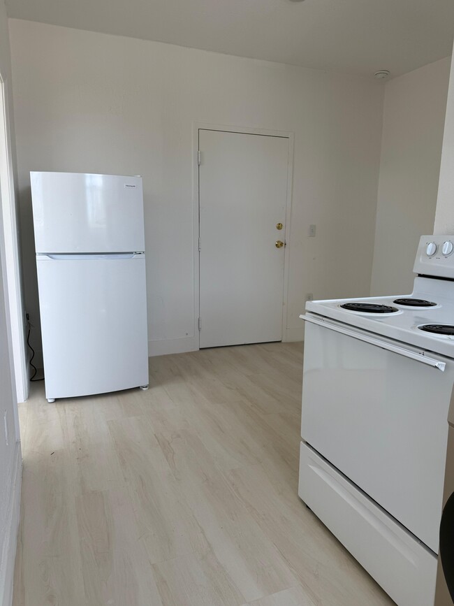 Building Photo - 869 SW 2nd St Unit A1 Rental