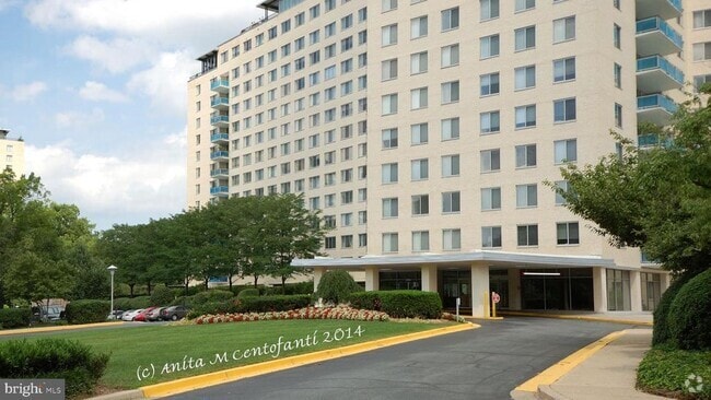 Building Photo - 10401 Grosvenor Pl Unit 823 Rental