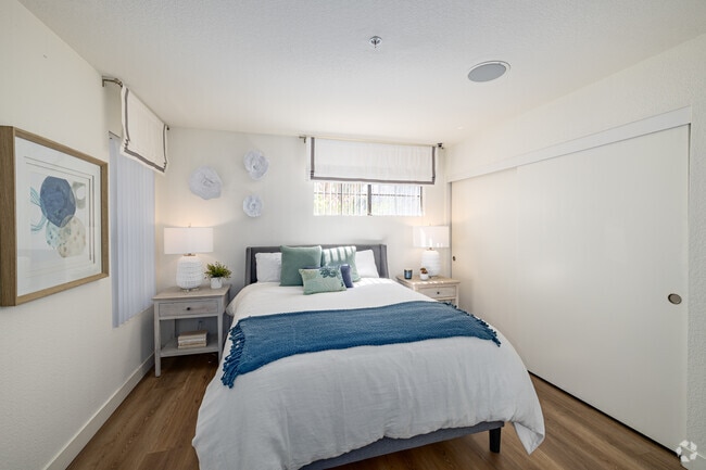 2BR, 2BA - 998SF - Bedroom