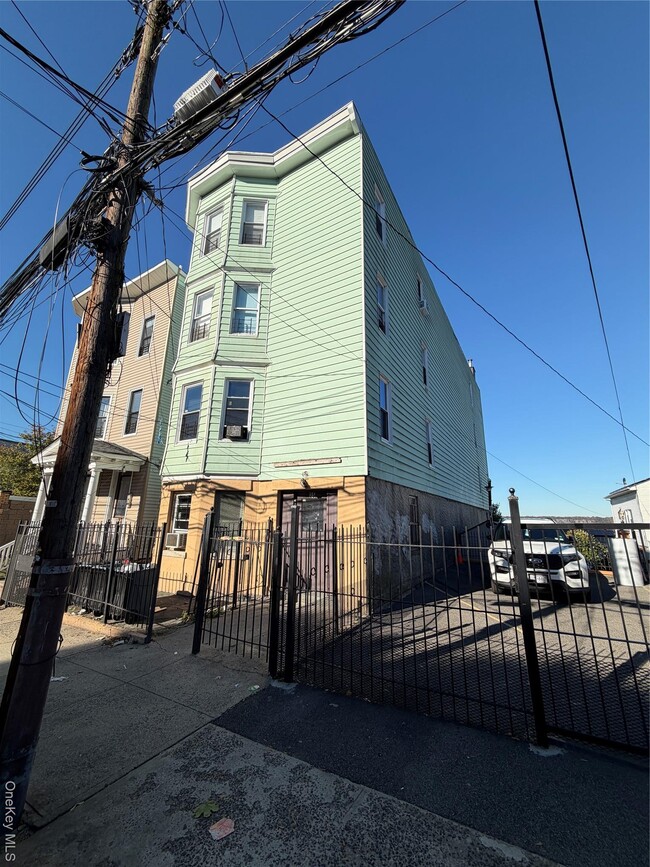 Building Photo - 25 Cliff St Unit 3