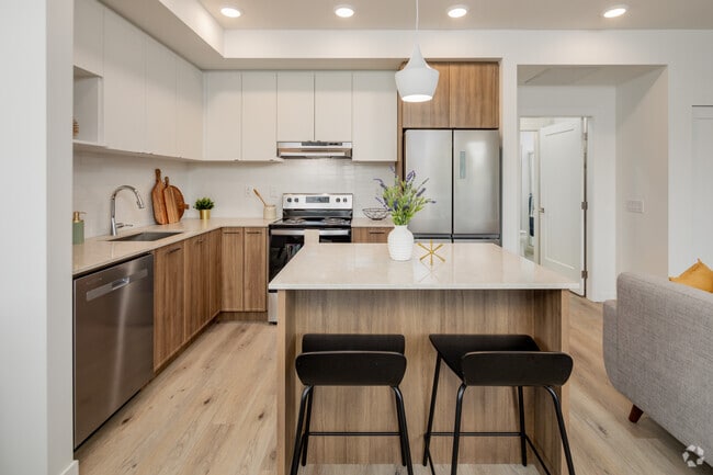 2BR, 2BA - 865SF - The McCallum