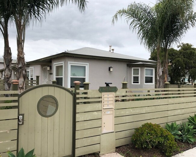 Building Photo - Spacious & Private 2 Bedroom Apartment wit... Unit 4366 Iowa St