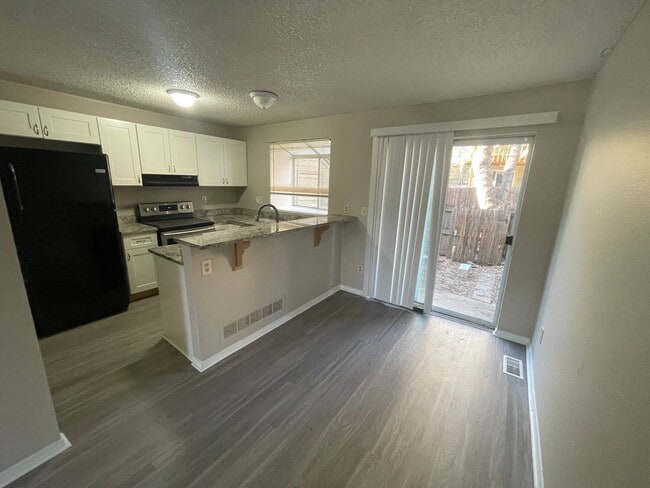 Building Photo - 2 Bedroom 2 Bathroom Townhouse Near Quincy and Buckley!!