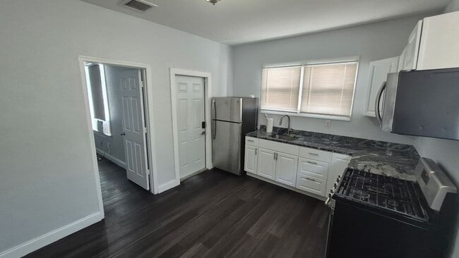 Building Photo - 3112 N 16th St Unit COZY